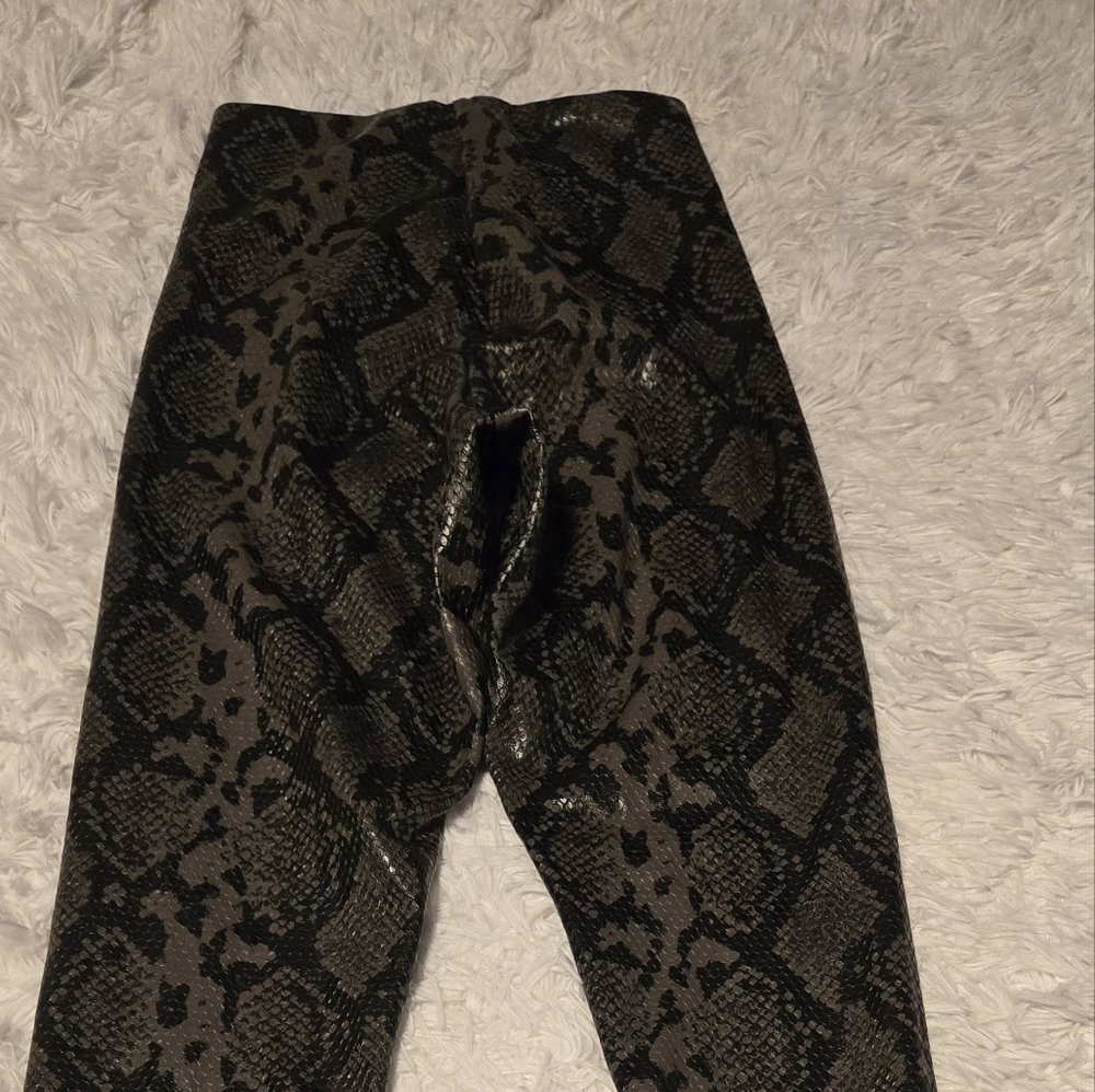 Commando Reptile Embossed Faux Leather Leggings in Grey Snakeskin  Size S - Picture 11 of 11
